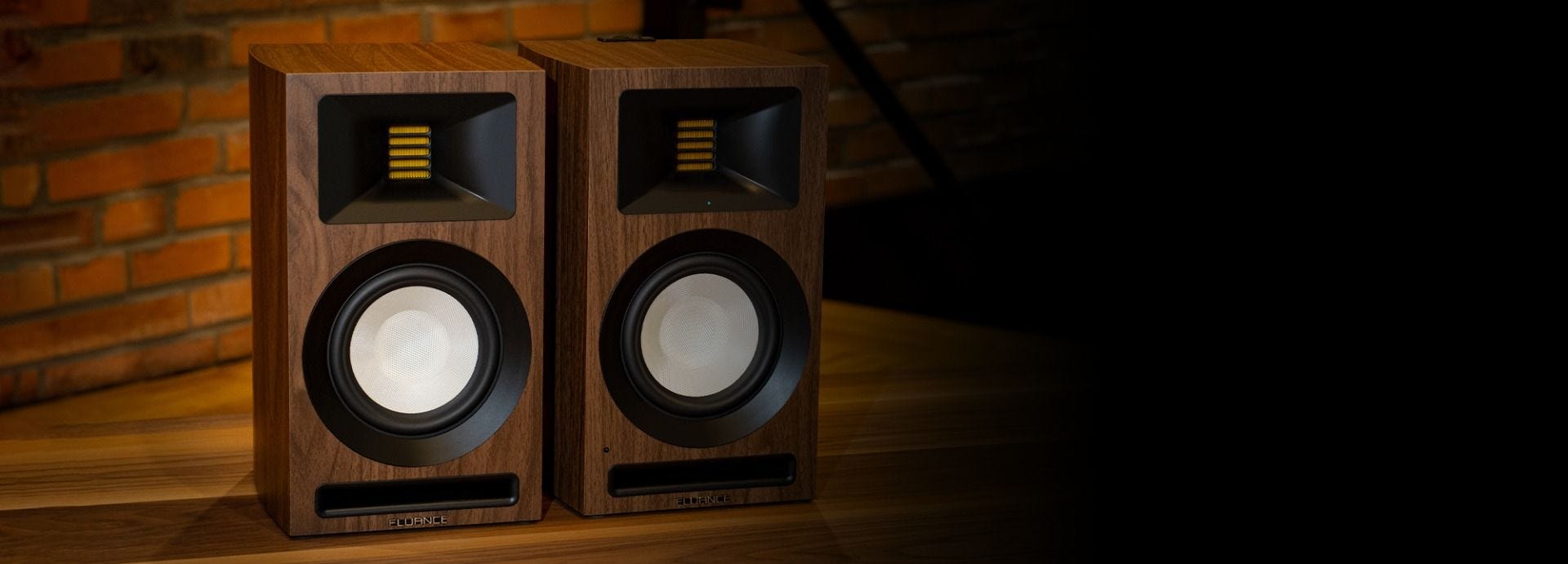 Ri71 Reference Stereo Powered Bookshelf Speakers