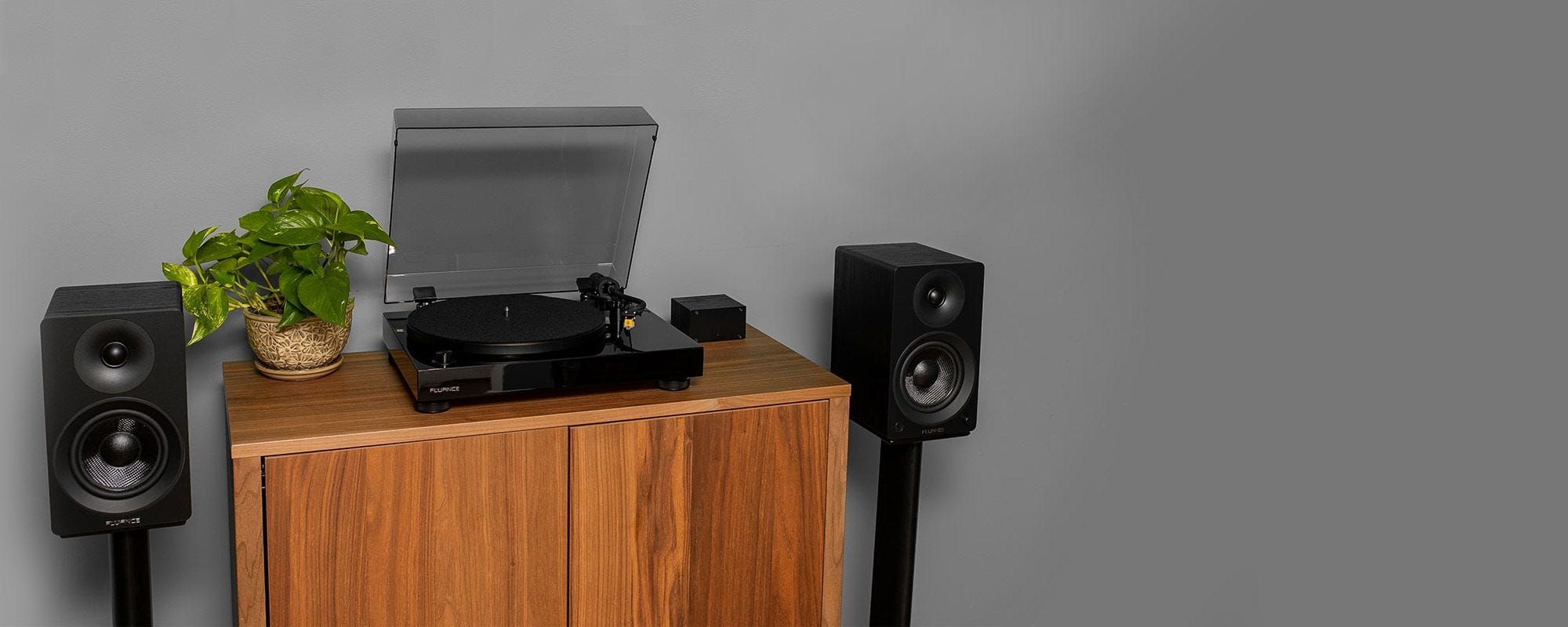 RT80 Classic High Fidelity Vinyl Turntable with Ai40 5” Powered Bookshelf Speakers