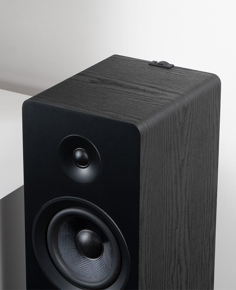 Cabinets of Fluance Ai81 Powered Floorstanding Tower Speakers