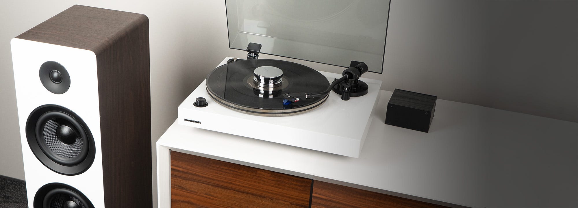 RT80 Classic High Fidelity Vinyl Turntable with Ai41 Powered 5” Stereo Bookshelf Speakers